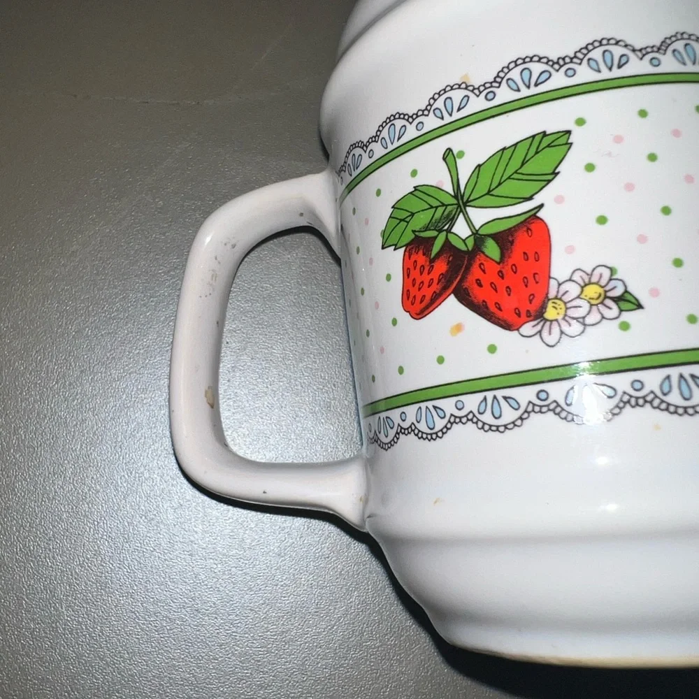 Vintage Strawberry Ceramic Salt & Pepper Shaker Set (Mug Style with Lids)